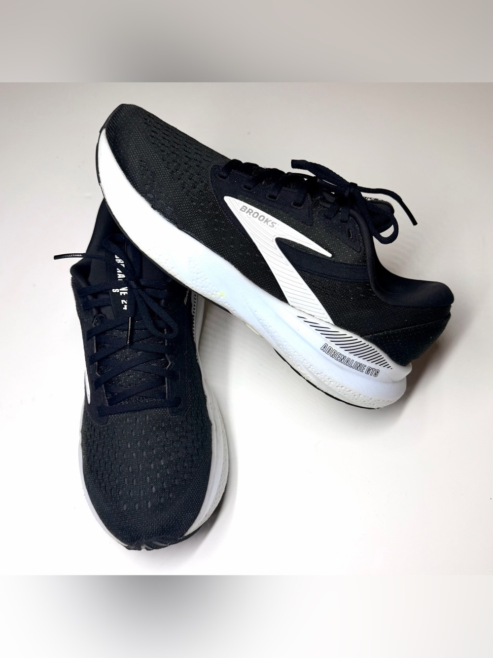Brooks Men’s Adrenaline GTS 24 Athletic Running Sneakers Size- 9.5 Medium